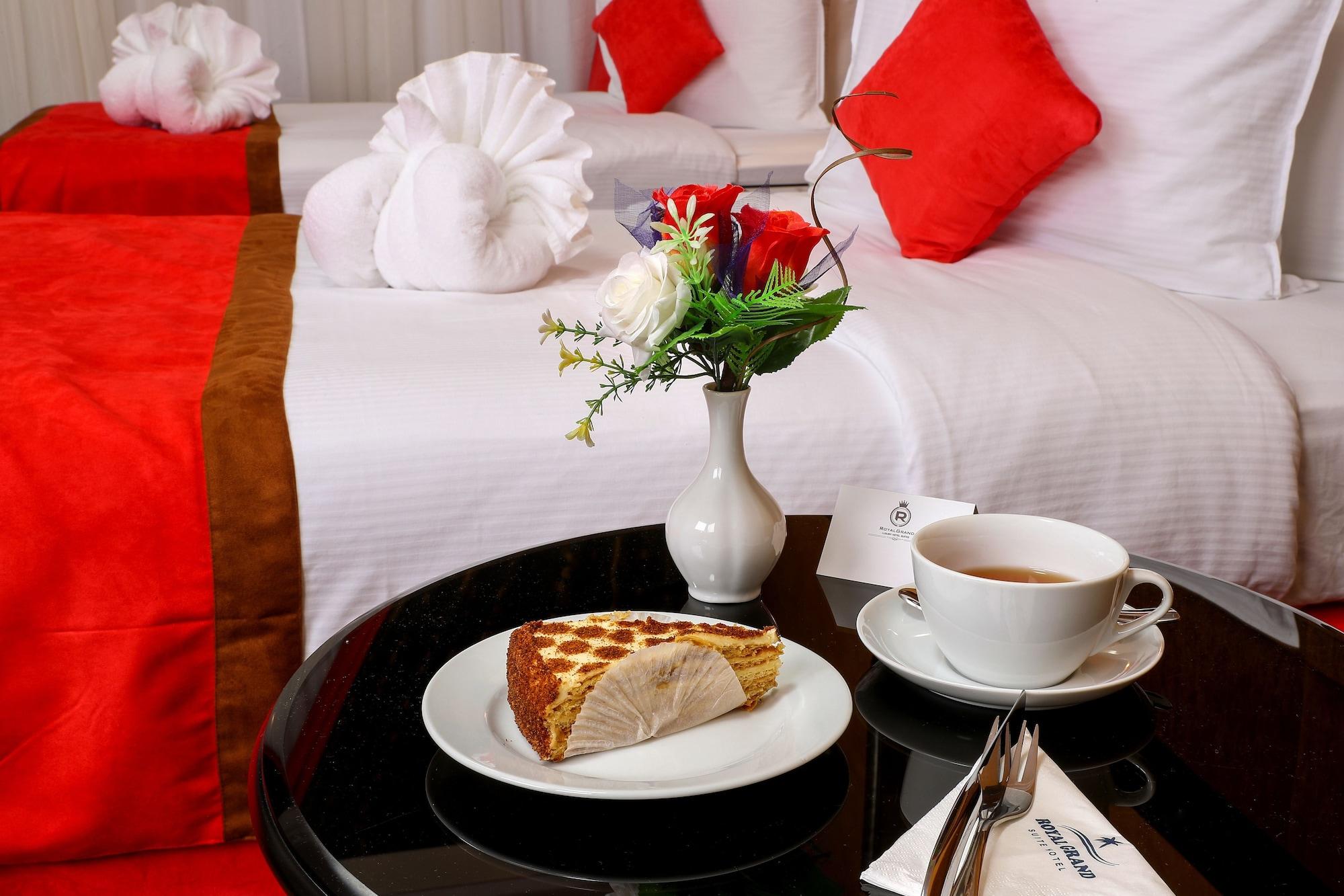 Royal Grand Suite Hotel Шарджа Екстериор снимка
