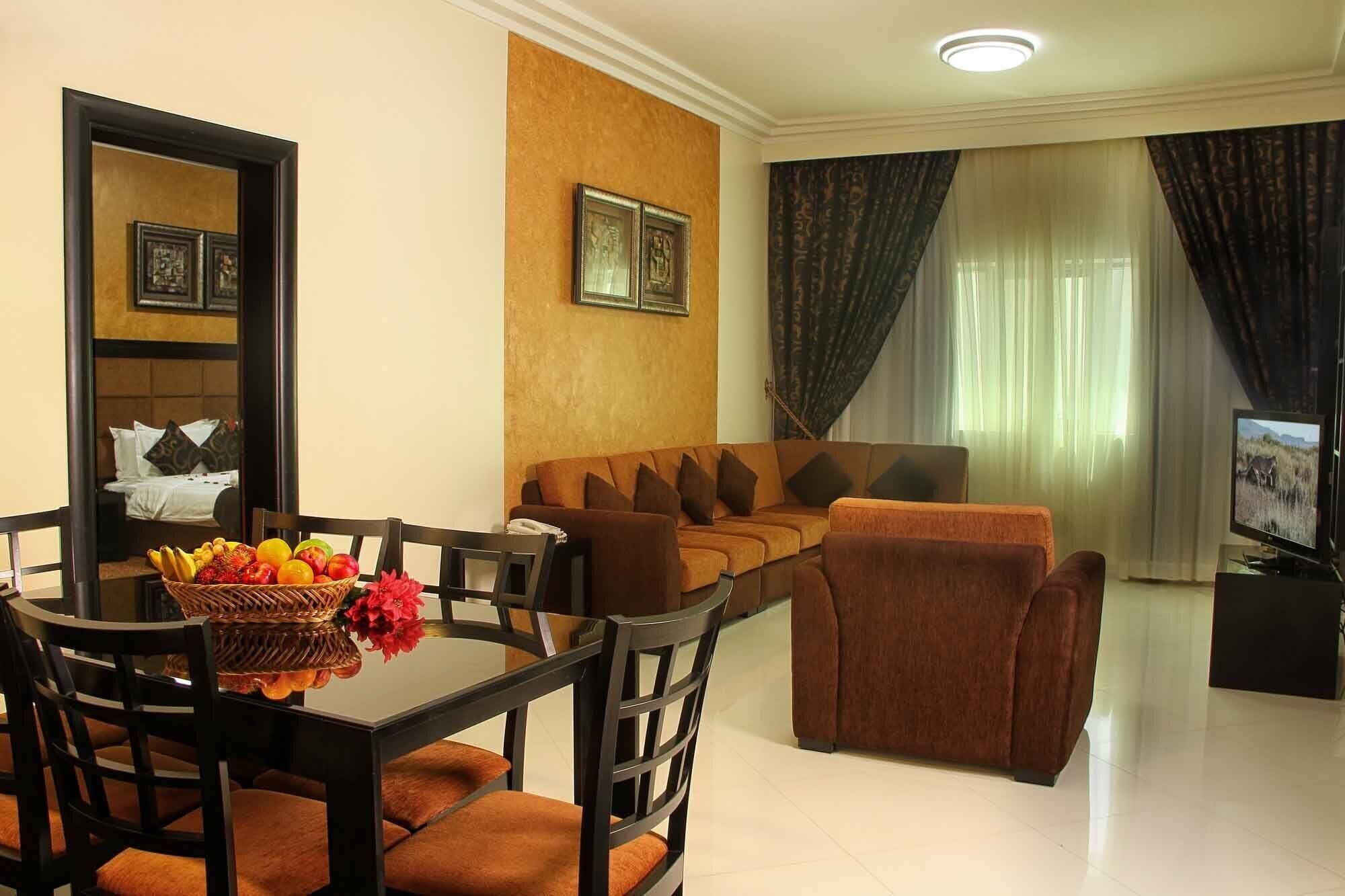 Royal Grand Suite Hotel Шарджа Екстериор снимка