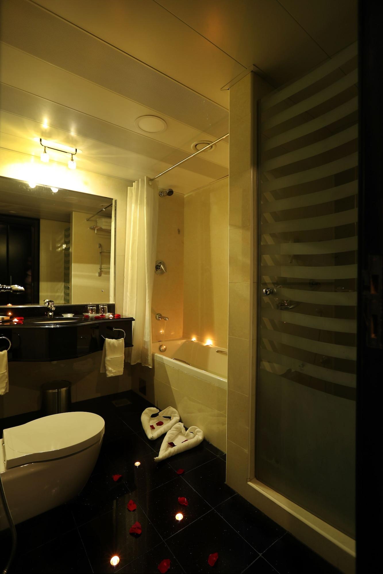 Royal Grand Suite Hotel Шарджа Екстериор снимка