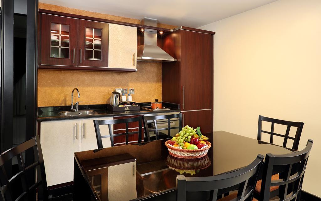 Royal Grand Suite Hotel Шарджа Екстериор снимка