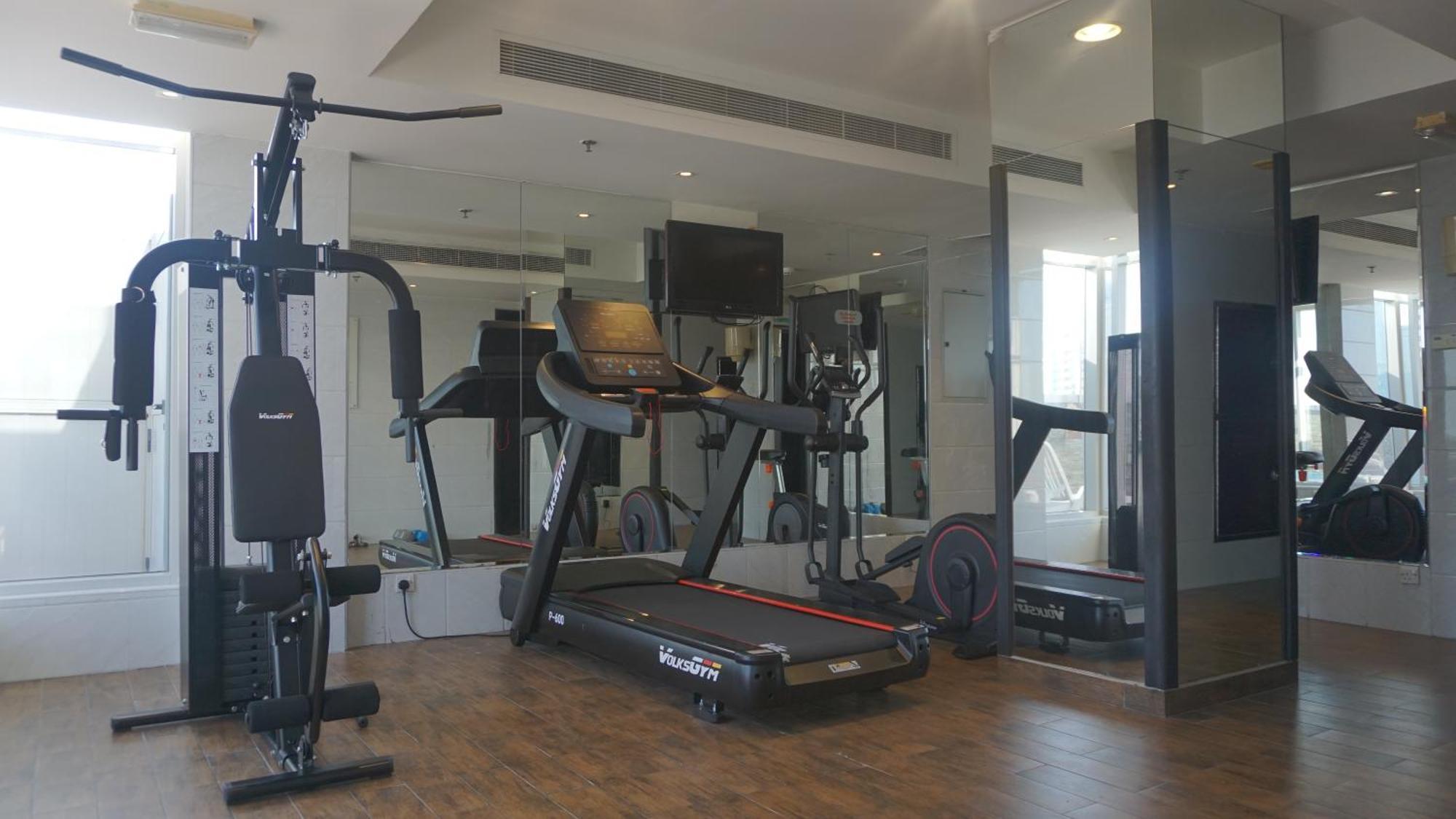 Royal Grand Suite Hotel Шарджа Екстериор снимка