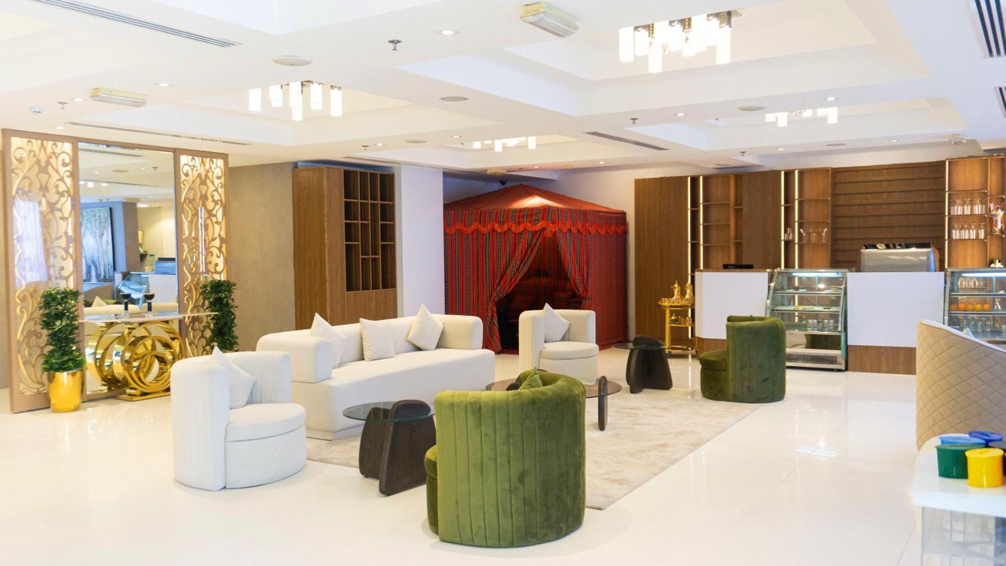Royal Grand Suite Hotel Шарджа Екстериор снимка