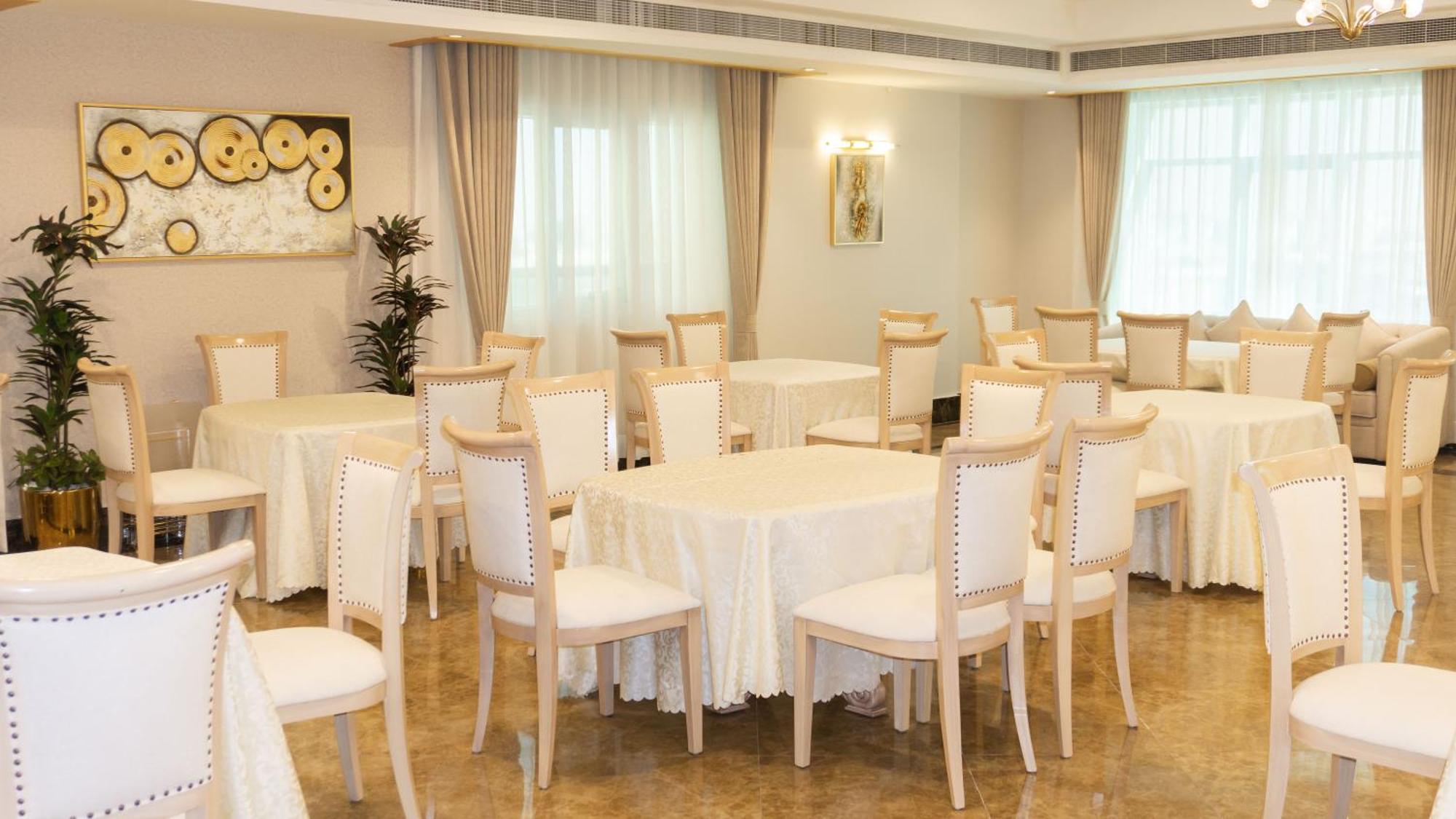 Royal Grand Suite Hotel Шарджа Екстериор снимка