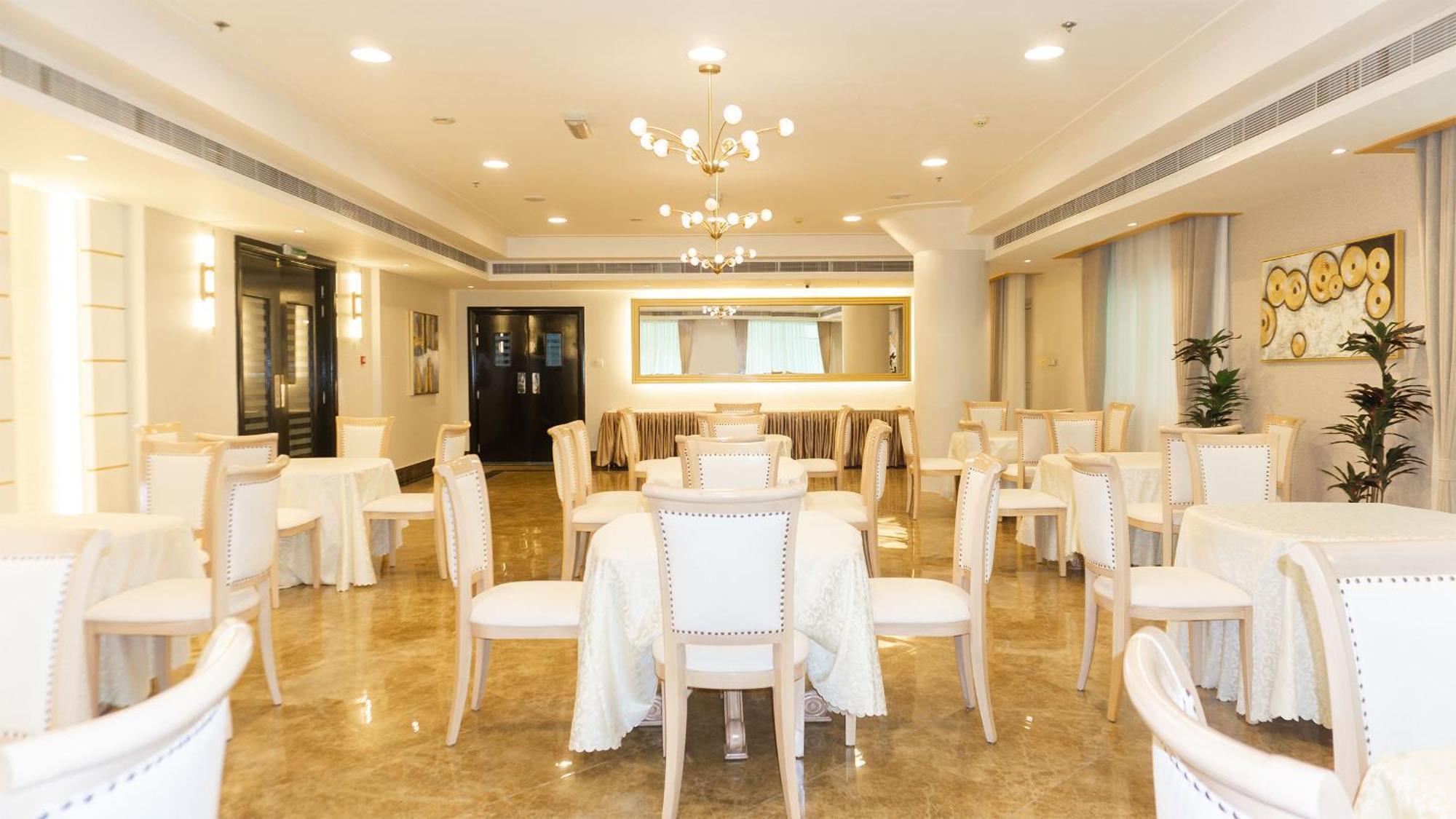 Royal Grand Suite Hotel Шарджа Екстериор снимка