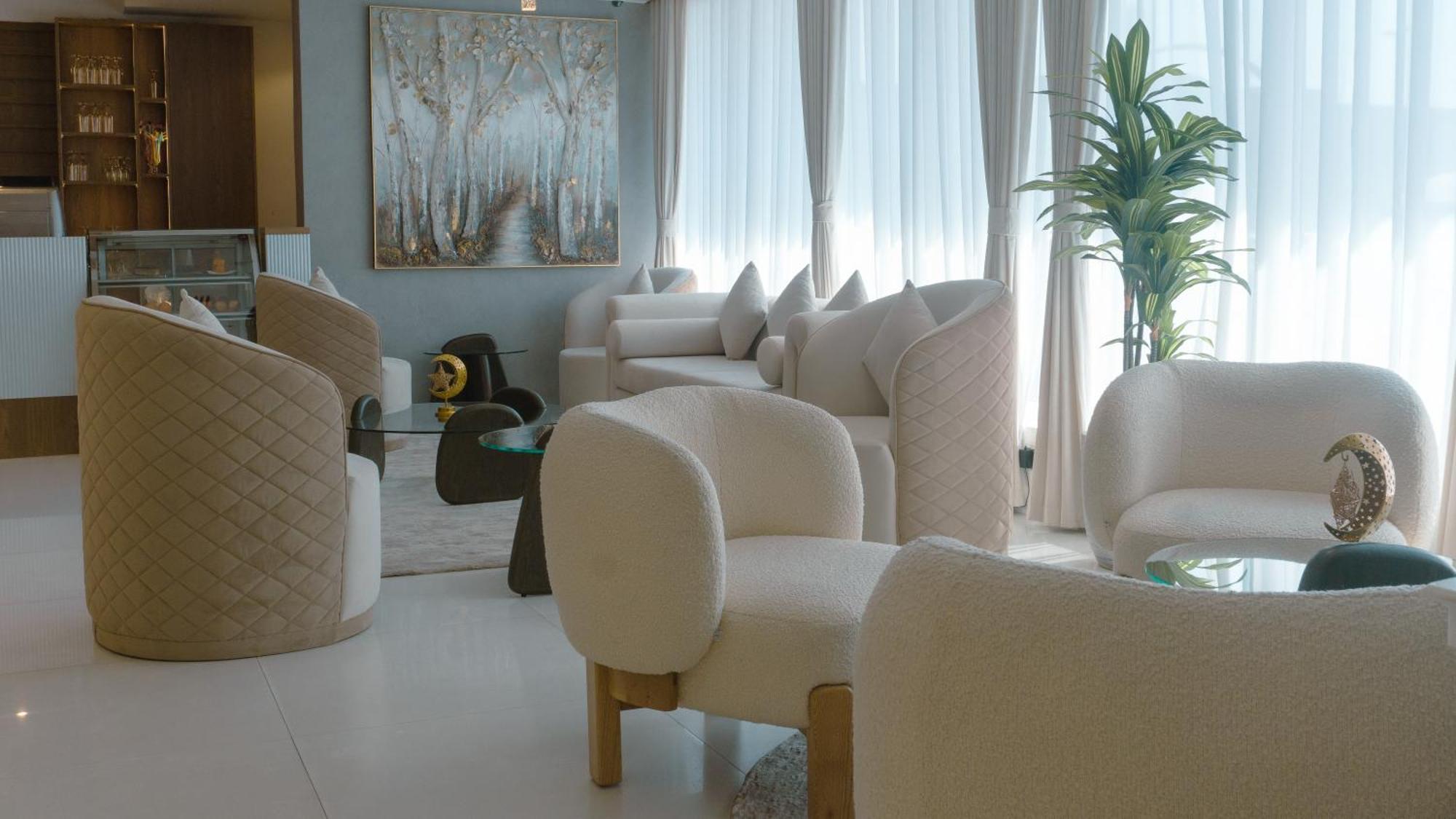 Royal Grand Suite Hotel Шарджа Екстериор снимка
