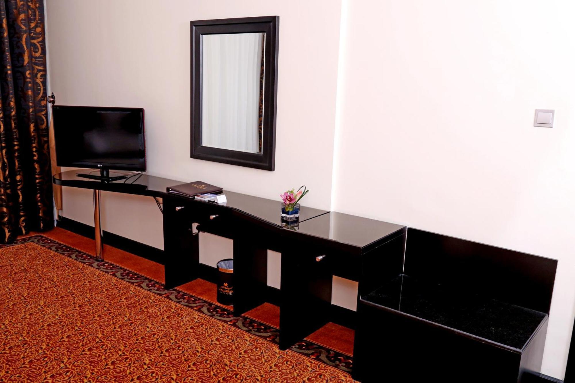 Royal Grand Suite Hotel Шарджа Екстериор снимка