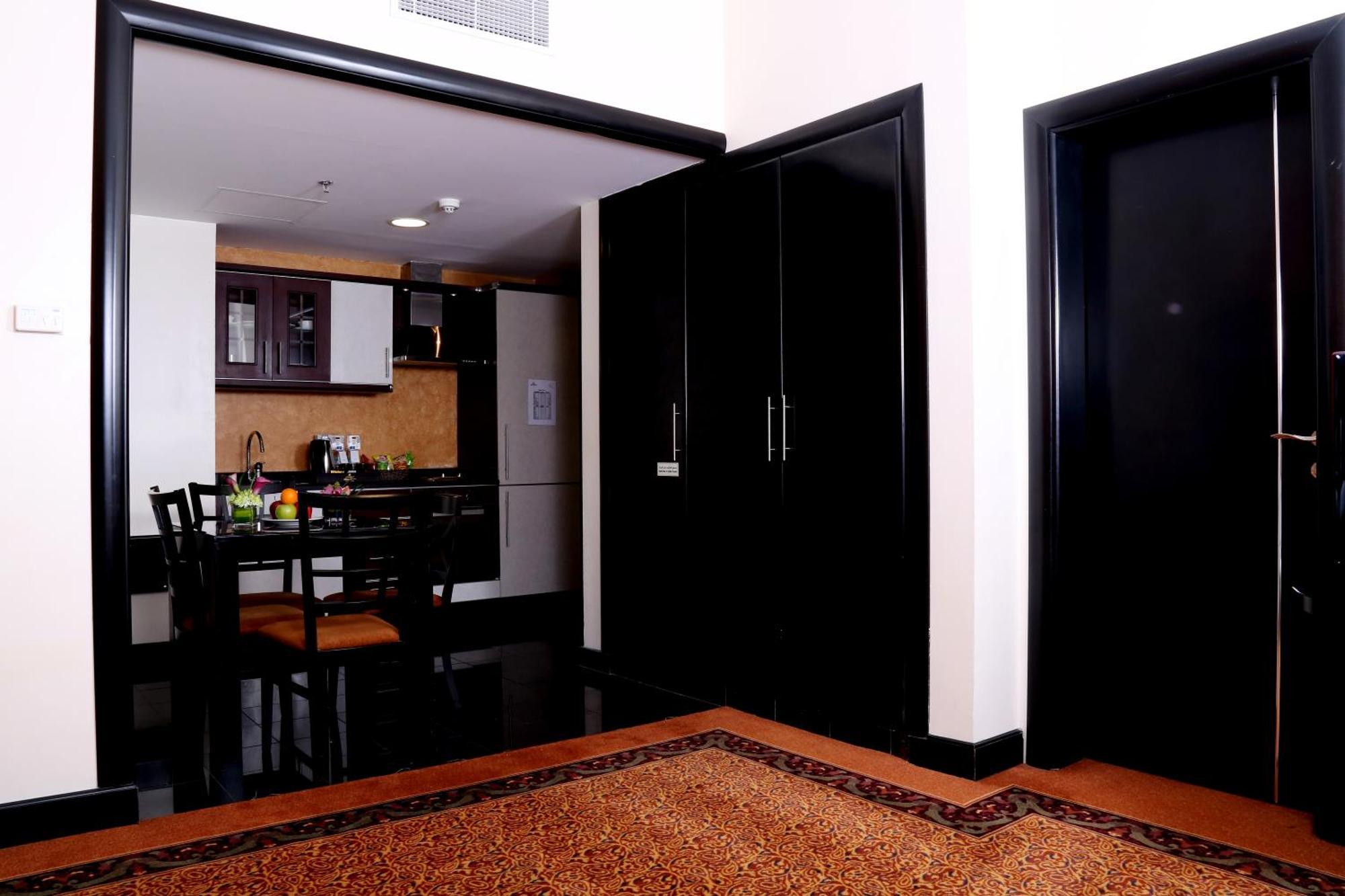 Royal Grand Suite Hotel Шарджа Екстериор снимка
