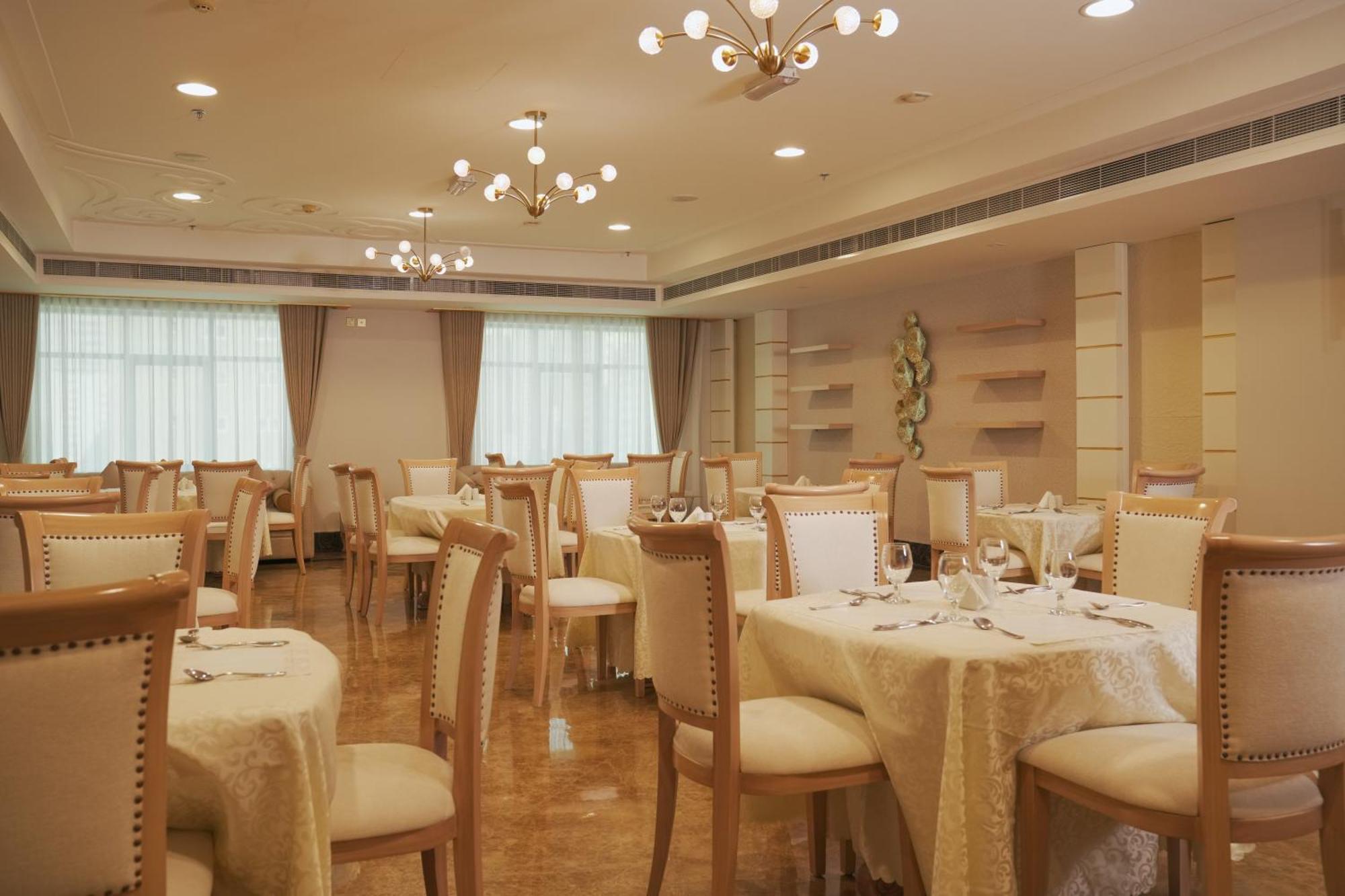 Royal Grand Suite Hotel Шарджа Екстериор снимка