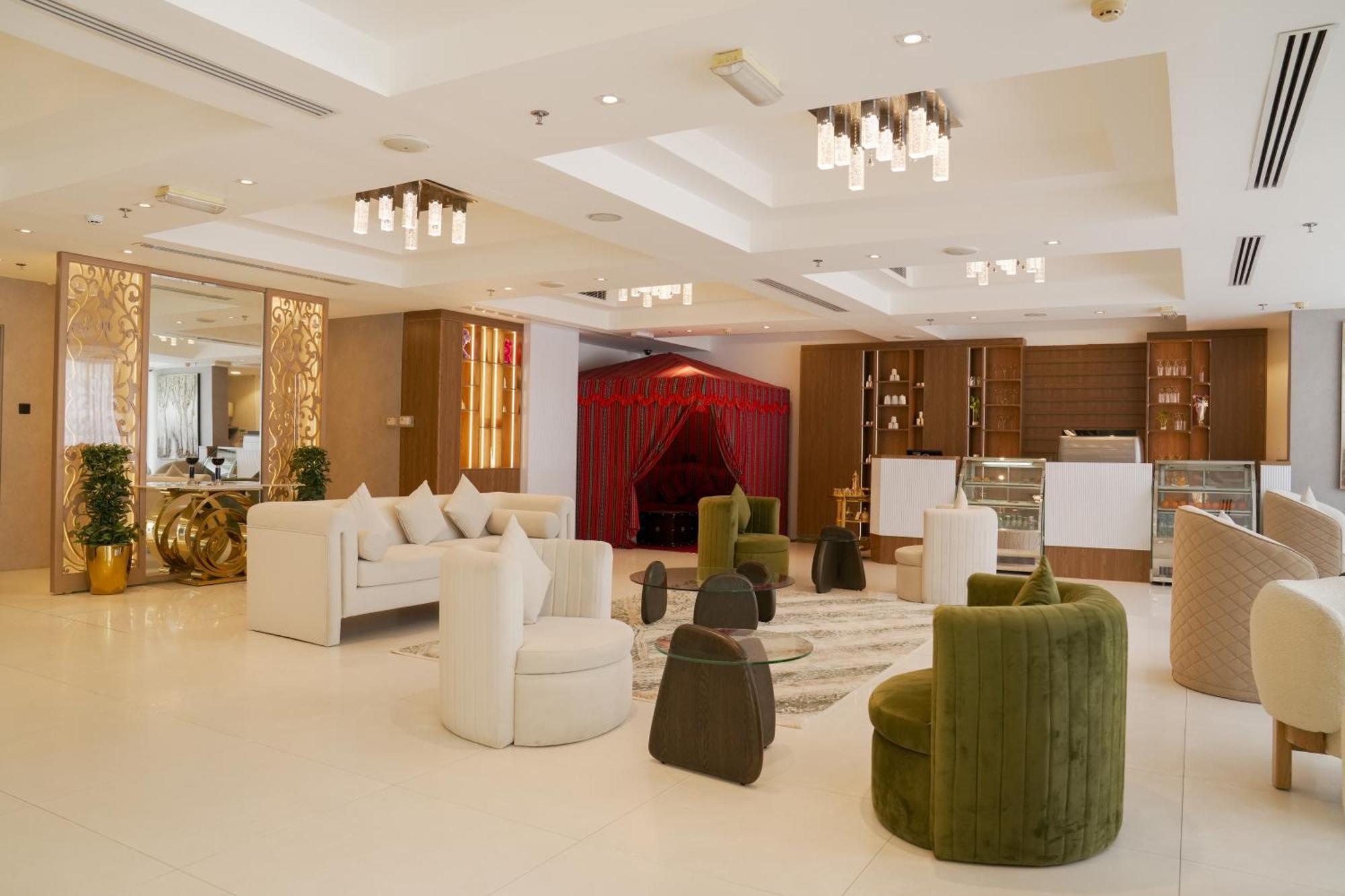 Royal Grand Suite Hotel Шарджа Екстериор снимка