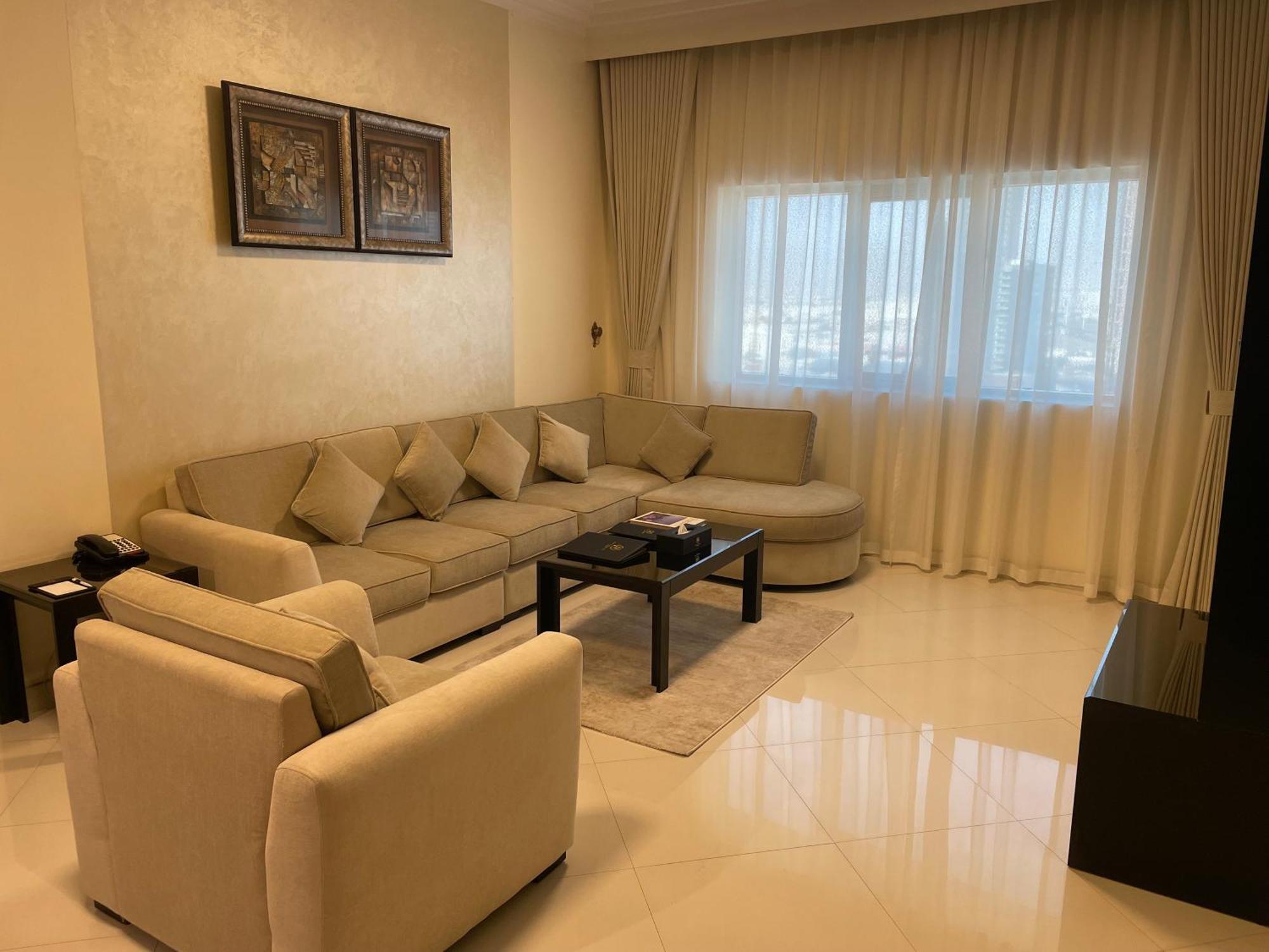 Royal Grand Suite Hotel Шарджа Екстериор снимка