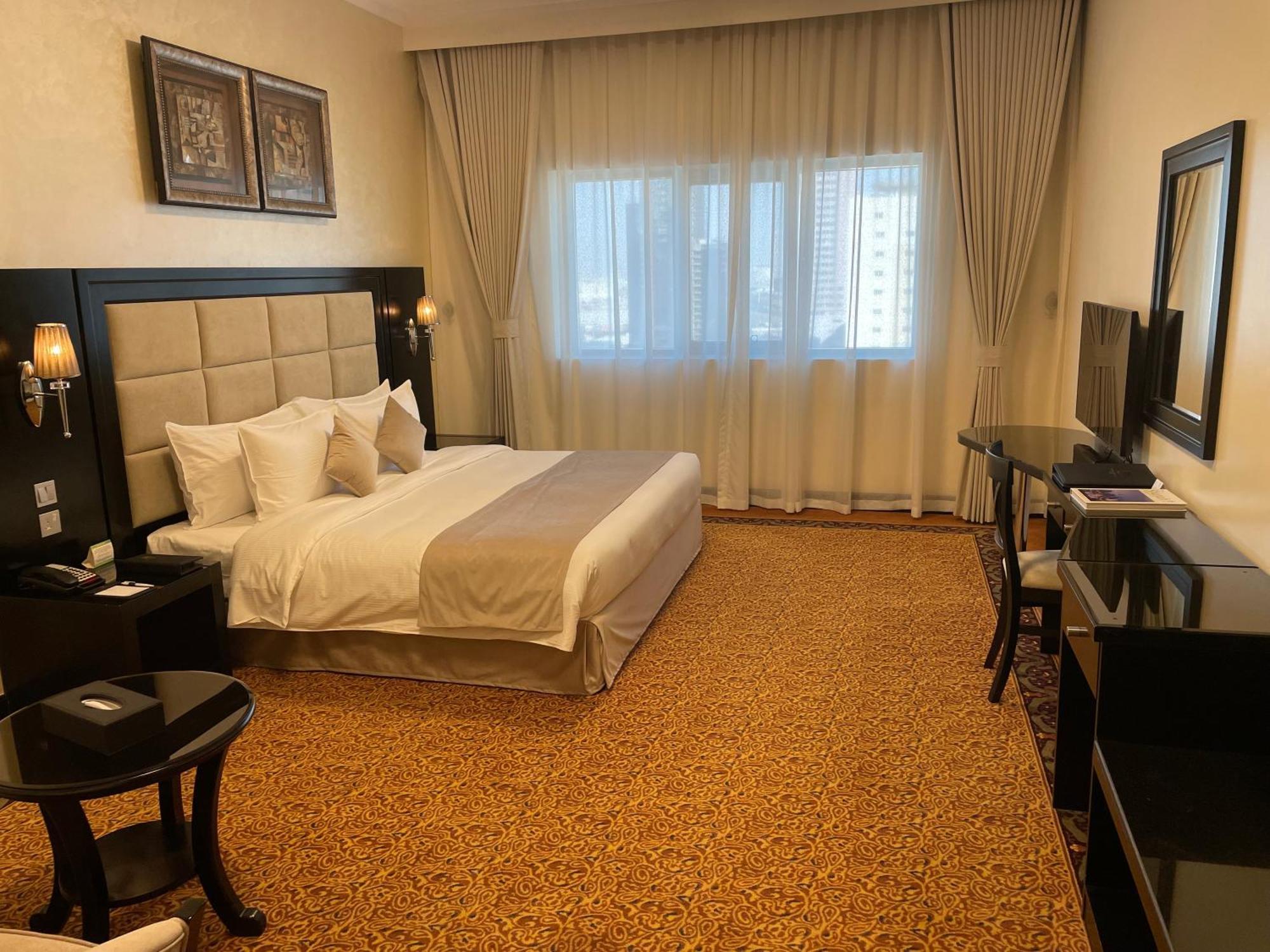 Royal Grand Suite Hotel Шарджа Екстериор снимка
