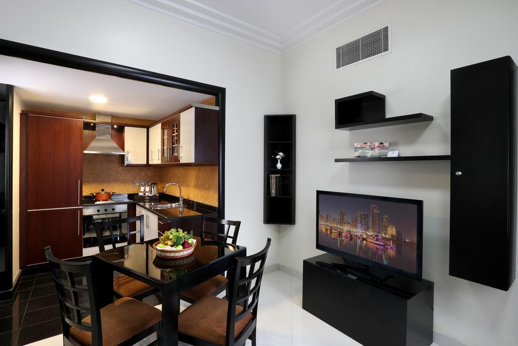 Royal Grand Suite Hotel Шарджа Екстериор снимка