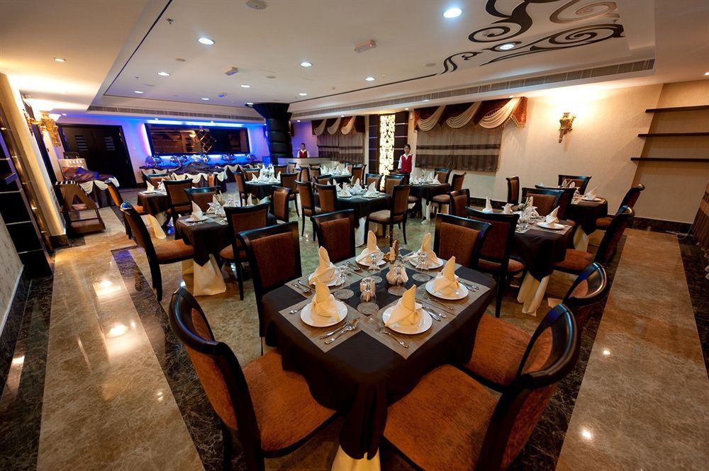 Royal Grand Suite Hotel Шарджа Екстериор снимка