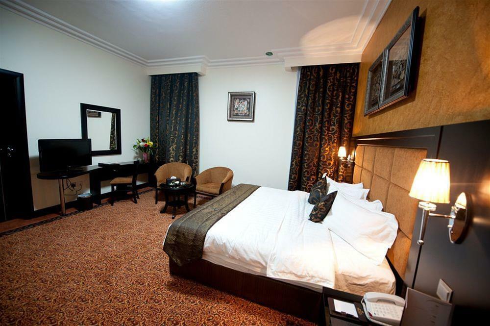 Royal Grand Suite Hotel Шарджа Екстериор снимка